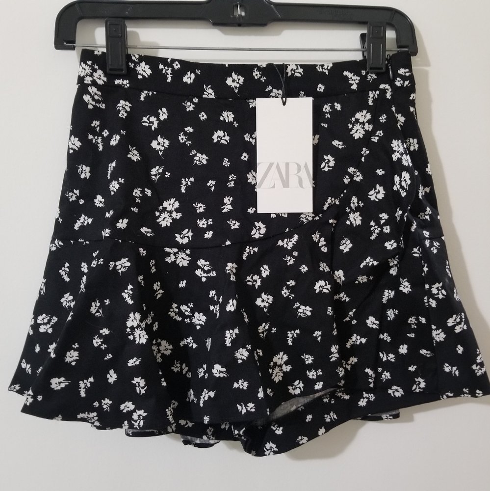 Black & White Skirt Short